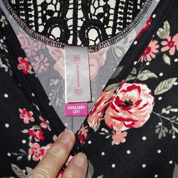 Womens no boundaries size XXXL  (21) runs small - Picture 5 of 5